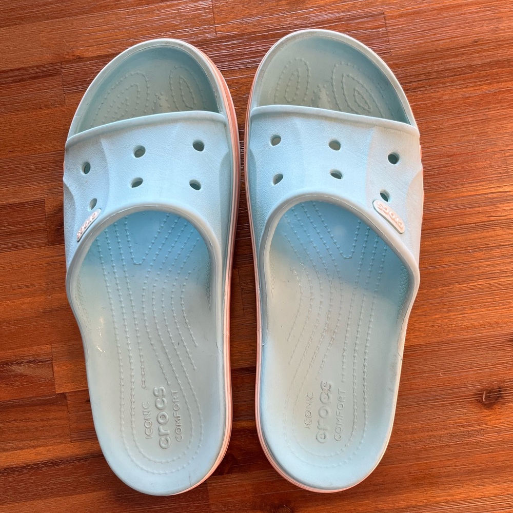 Men/Women Croc sandals. Size 6 Women, 8 Men.